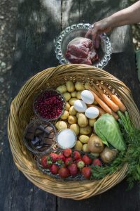 Naturnära glamping med matlagning över öppen eld på Nyrups Naturhotell